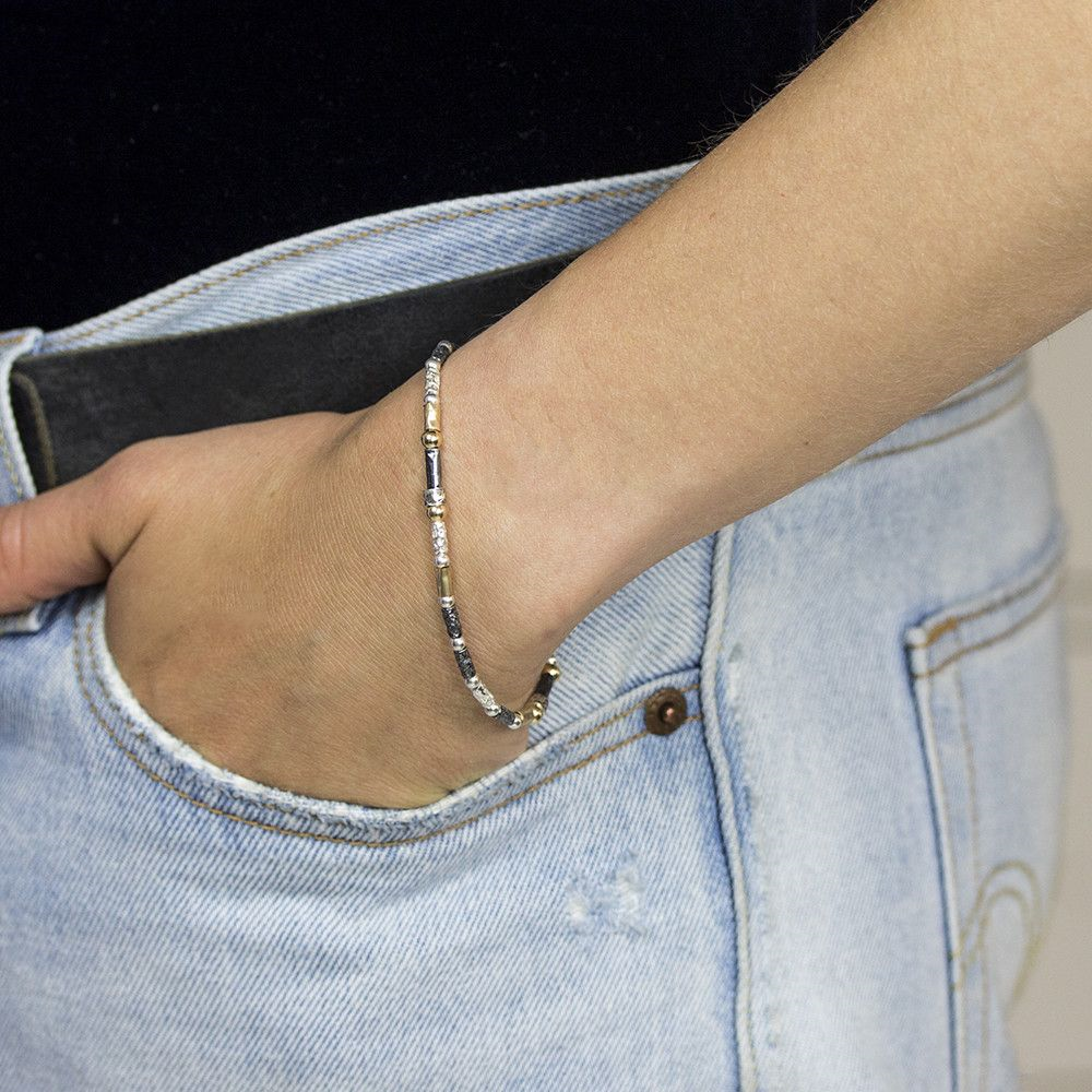 Armband gemaakt van 925 sterling zilver, geoxideerd zilver en goldfilled. Deze armband is een uitbreiding op de 17710, heeft afwisselend de eerder genoemde metaalsoorten en is bewerkt met een lichte hamerslag. Over een aantal schakels zit een zi