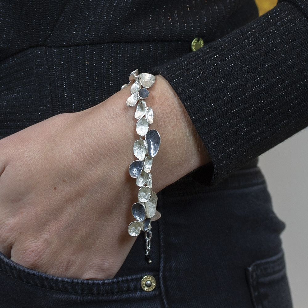 Deze armband van Jéh Jewels is gemaakt van 925 sterling wit zilver met geoxideerd zilver. Deze organische ronde armband, past door de combinatie van de twee kleuren bij verschillende colliers uit de Jéh collectie.