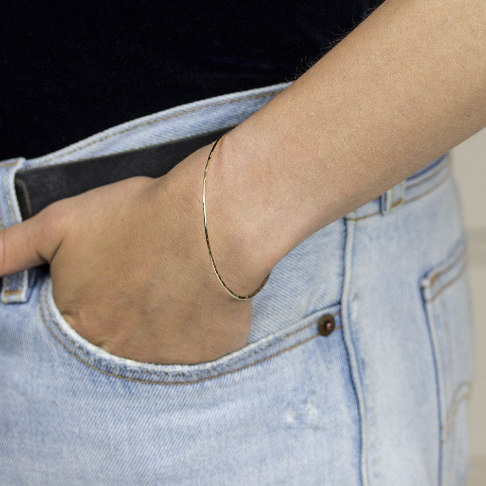 Dunne rinkelarmband gemaakt van gold flled met een doorsnede van 6,4 mm.