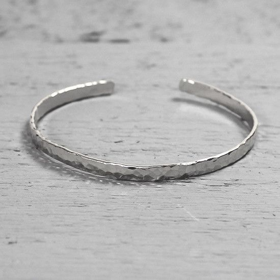Armband uit de Silver-collectie van J&eacute h Jewels, gemaakt van 925 sterling zilver met hamerslag. Combineer deze armband met meerdere armbanden van J&eacute h Jewels.  Productinformatie:De glans van 925 sterling zilver maakt het een gewild edelme