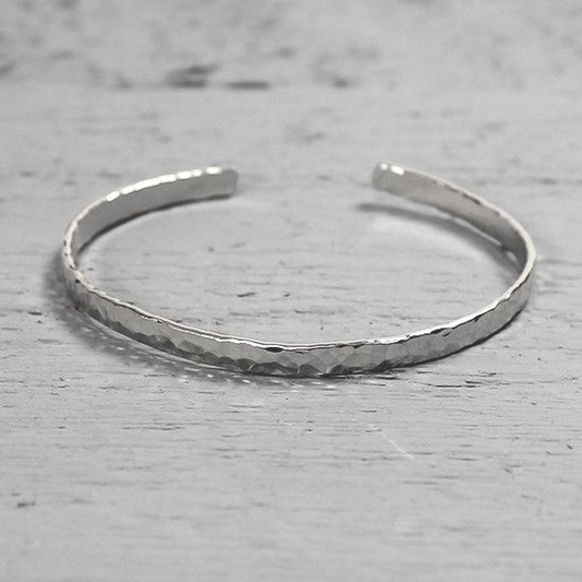 Armband uit de Silver-collectie van J&eacute h Jewels, gemaakt van 925 sterling zilver met hamerslag. Combineer deze armband met meerdere armbanden van J&eacute h Jewels.  Productinformatie:De glans van 925 sterling zilver maakt het een gewild edelme