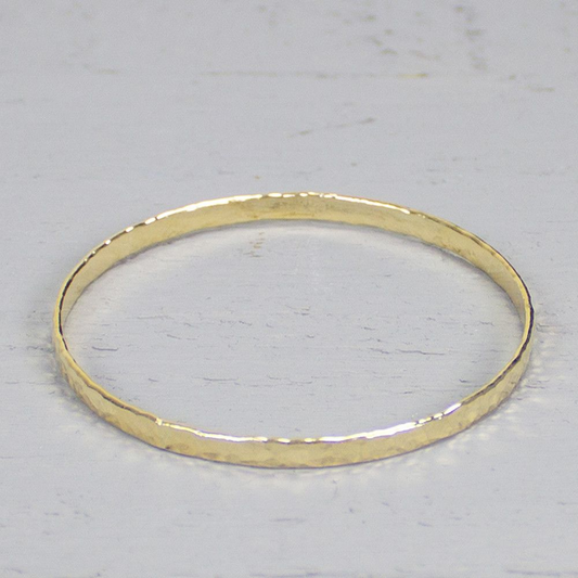 Armband uit de voorjaarscollectie van Jéh Jewels, gemaakt van gold filled. De armband past goed bij de trend van nu, het combineren van verschillende edelmetalen. Deze armband heeft een diameter van 65 millimeter.