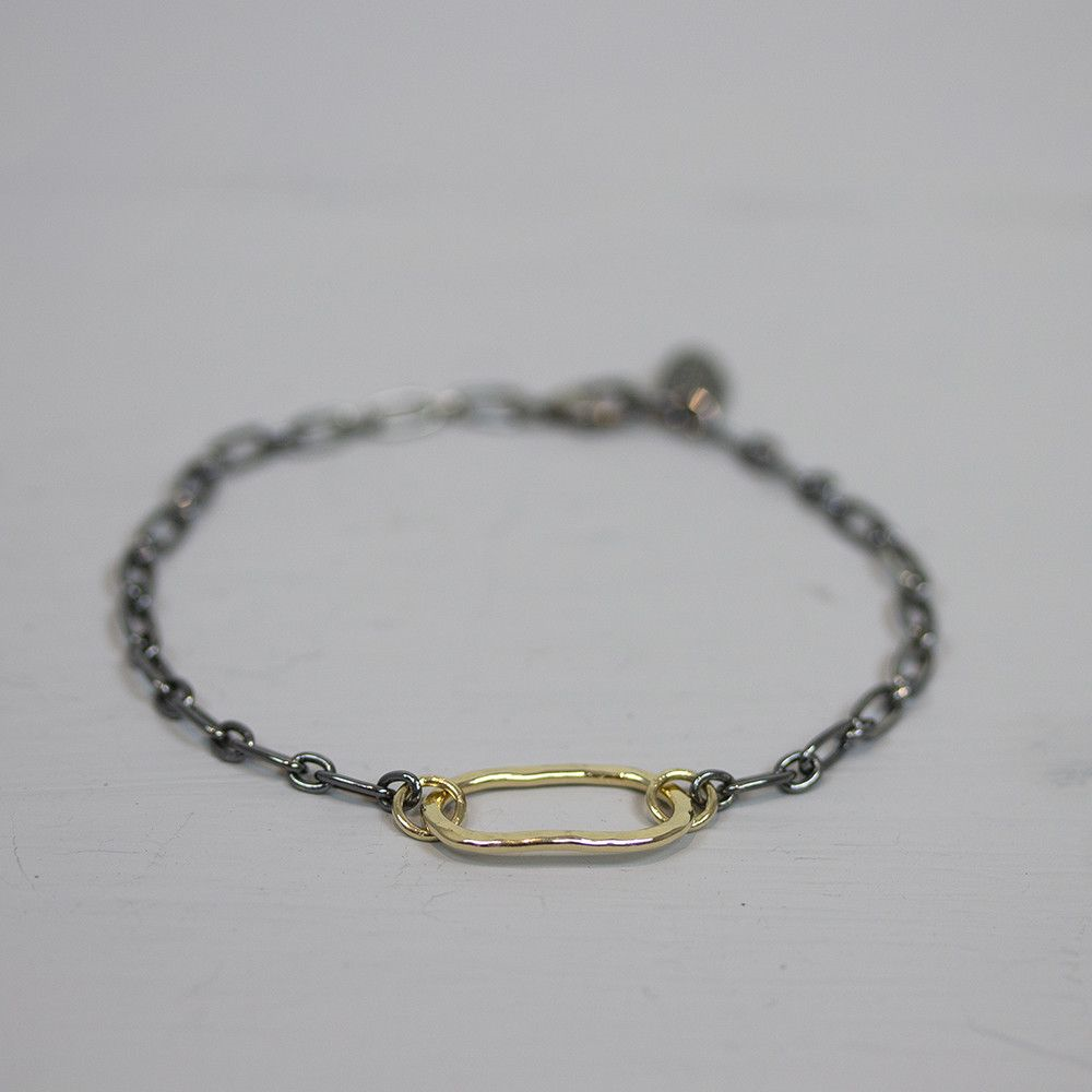 Armband van Jéh Jewels gemaakt van 925 geoxideerd sterling zilver met in het midden een schakel gemaakt van Goldfilled.