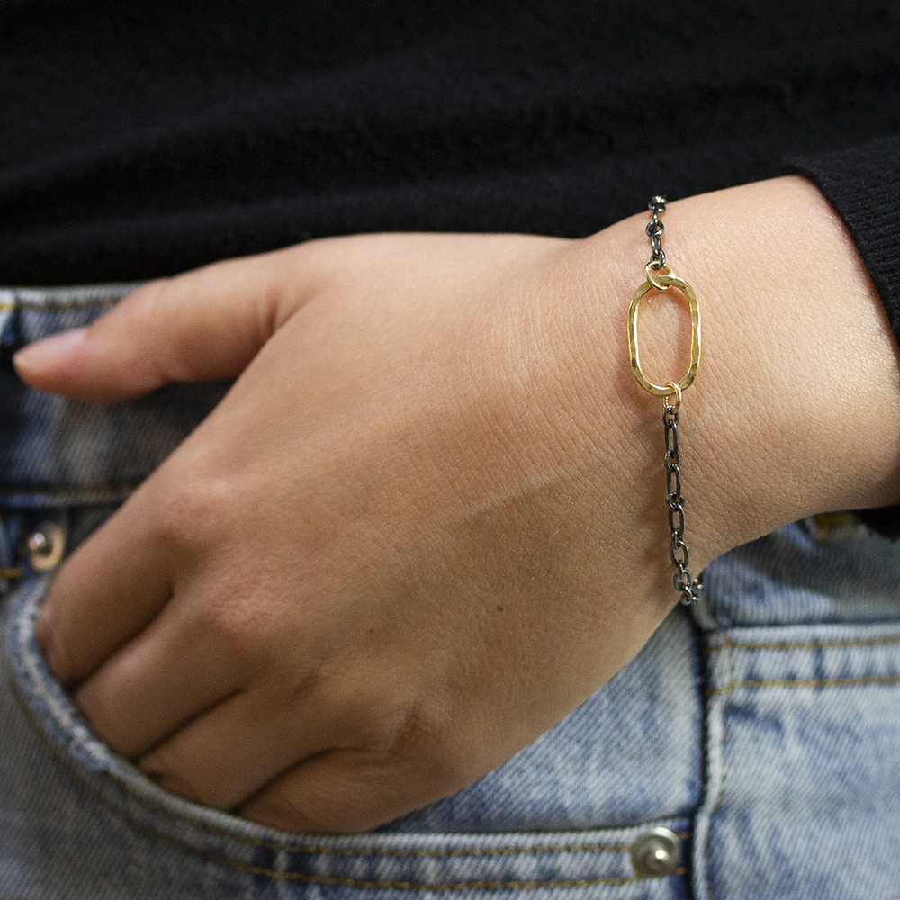 Armband van Jéh Jewels gemaakt van 925 geoxideerd sterling zilver met in het midden een schakel gemaakt van Goldfilled.