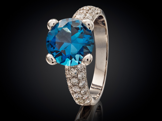 Danser | 18 karaat witgouden M ring | 10mm London blue topaas | diamant incurstratie in scheen gezet | 66x top wesselton vvs diamant - 0.92crt