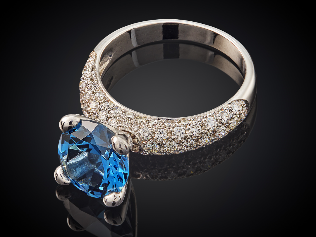Danser | 18 karaat witgouden M ring | 10mm London blue topaas | diamant incurstratie in scheen gezet | 66x top wesselton vvs diamant - 0.92crt