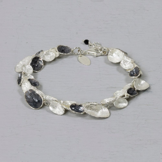 Deze armband van Jéh Jewels is gemaakt van 925 sterling wit zilver met geoxideerd zilver. Deze organische ronde armband, past door de combinatie van de twee kleuren bij verschillende colliers uit de Jéh collectie.