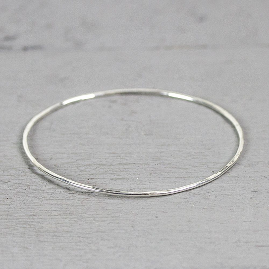 Dunne rinkelarmband gemaakt van 925 sterling zilver met een doorsnede van 6,4 mm.