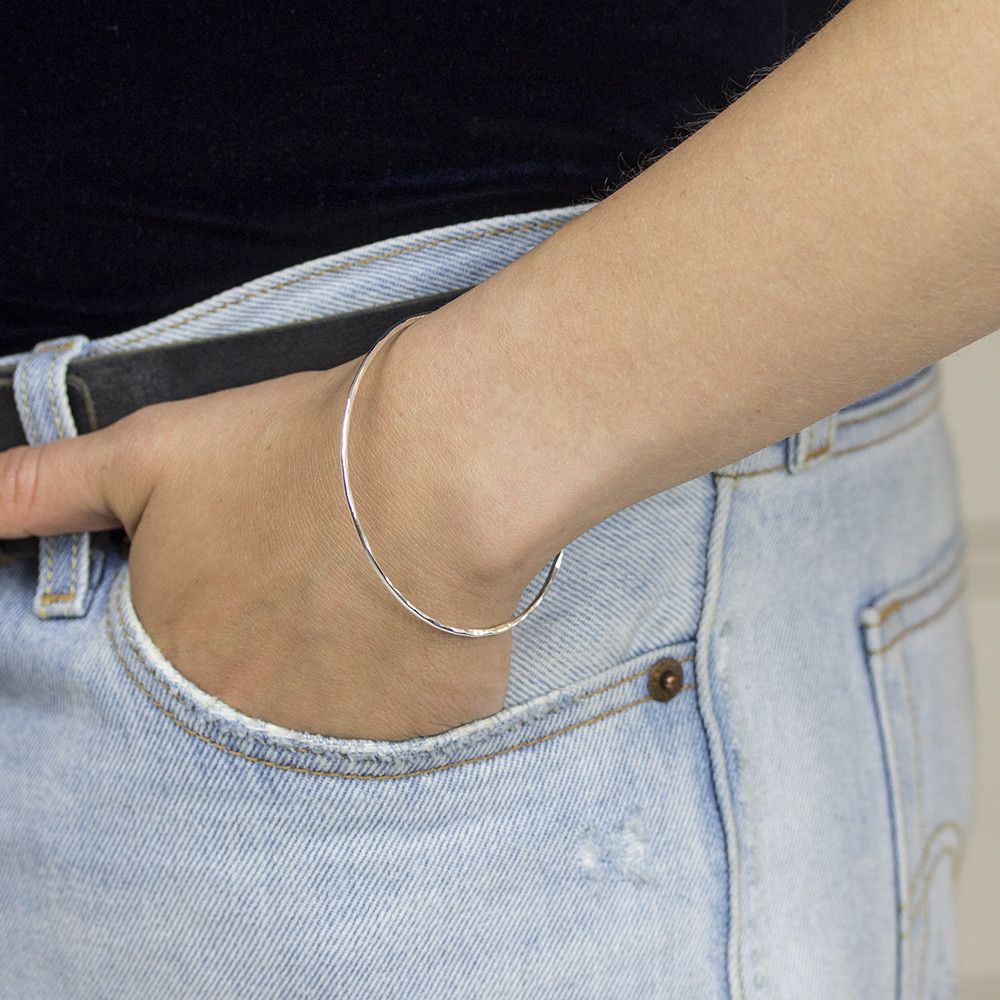 Dunne rinkelarmband gemaakt van 925 sterling zilver met een doorsnede van 6,4 mm.