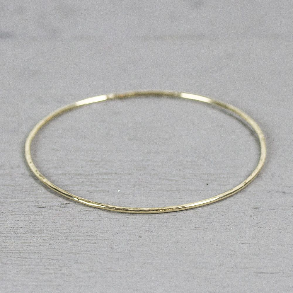 Dunne rinkelarmband gemaakt van gold flled met een doorsnede van 6,4 mm.