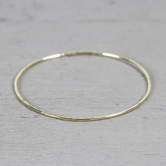 Dunne rinkelarmband gemaakt van gold flled met een doorsnede van 6,4 mm.