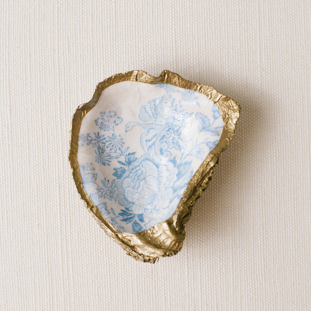 Grit & Grace | Oester | Sieradenopberg schotel met een beschildering van een licht blauw verfijnde bloemen