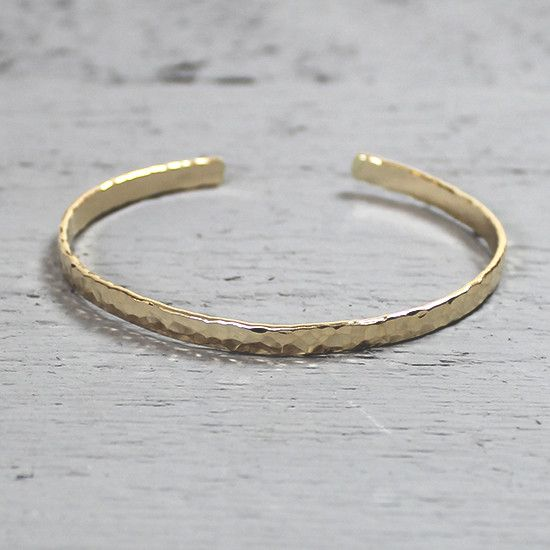 Klemarmband van Jéh Jewels, gemaakt van goldfilled. De armband past goed bij de trend van nu, het combineren van verschillende edelmetalen. De armband heeft een opening zodat hij vrijwel om iedere pols past.