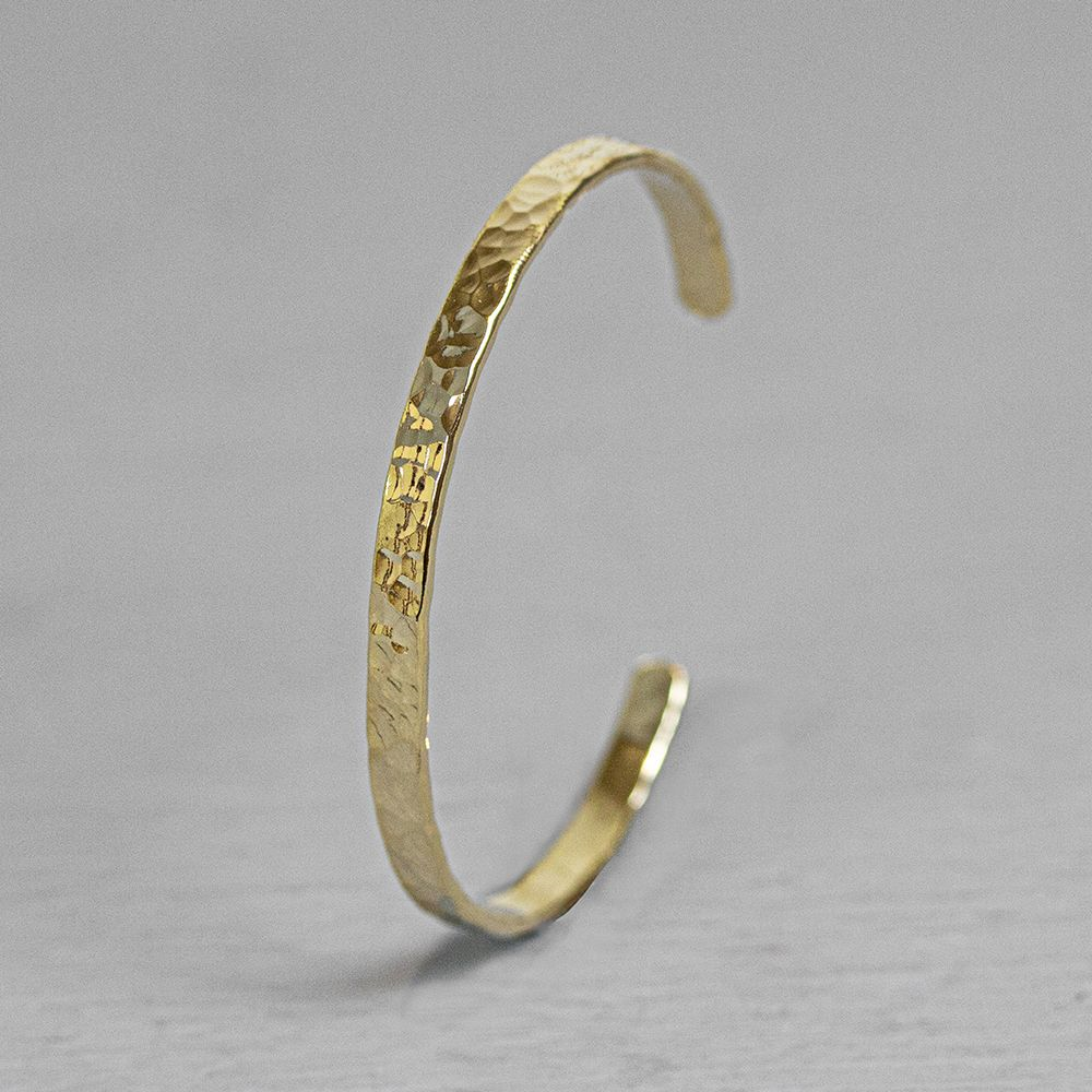 Klemarmband van Jéh Jewels, gemaakt van goldfilled. De armband past goed bij de trend van nu, het combineren van verschillende edelmetalen. De armband heeft een opening zodat hij vrijwel om iedere pols past.