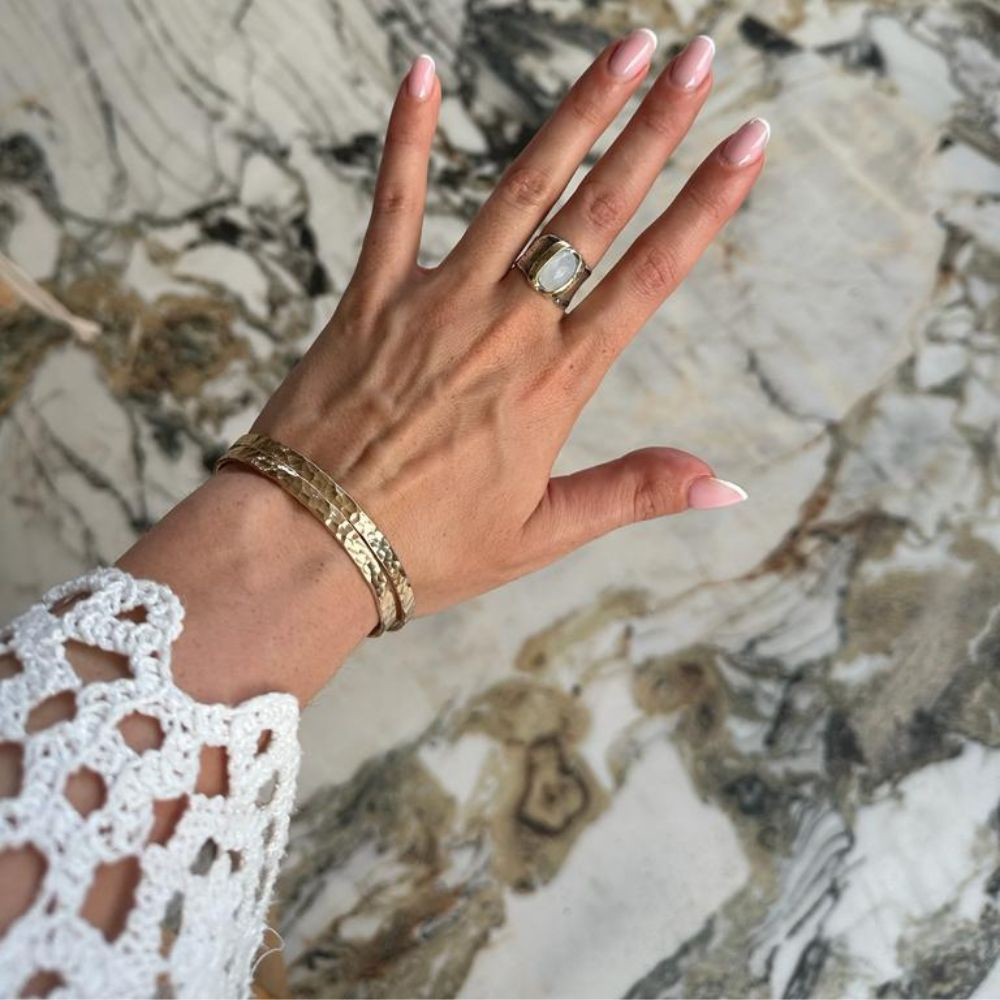 Klemarmband van Jéh Jewels, gemaakt van goldfilled. De armband past goed bij de trend van nu, het combineren van verschillende edelmetalen. De armband heeft een opening zodat hij vrijwel om iedere pols past.