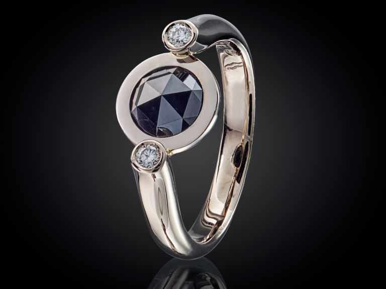Oogappel | 14 karaat witgouden ring met zwarte roos diamant en witte diamant | zwarte roos 1.15crt en briljant 2-0.04crt tw vvs