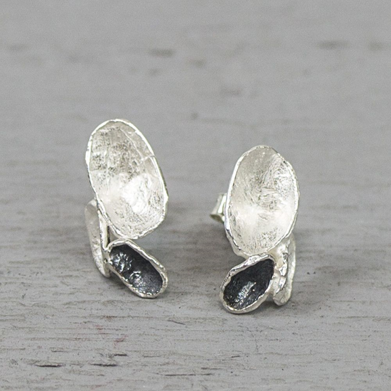 Oorsteker zilver en geoxideerd zilver.