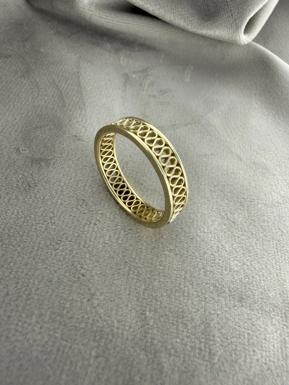 SLM | 14 karaat geelgouden hartstocht ring met witgoud rond element met levensboom gegraveerd