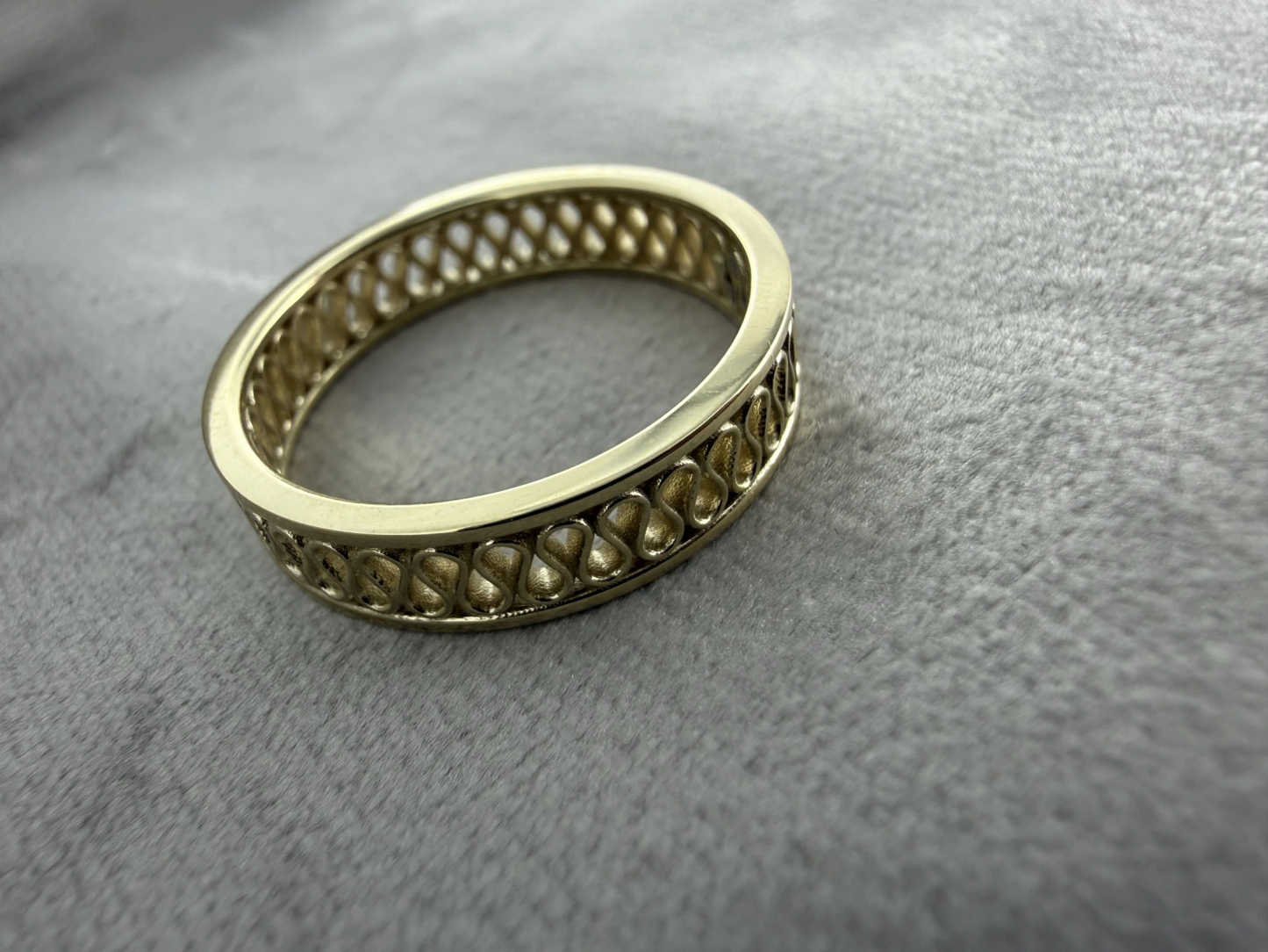 SLM | 14 karaat geelgouden hartstocht ring met witgoud rond element met levensboom gegraveerd