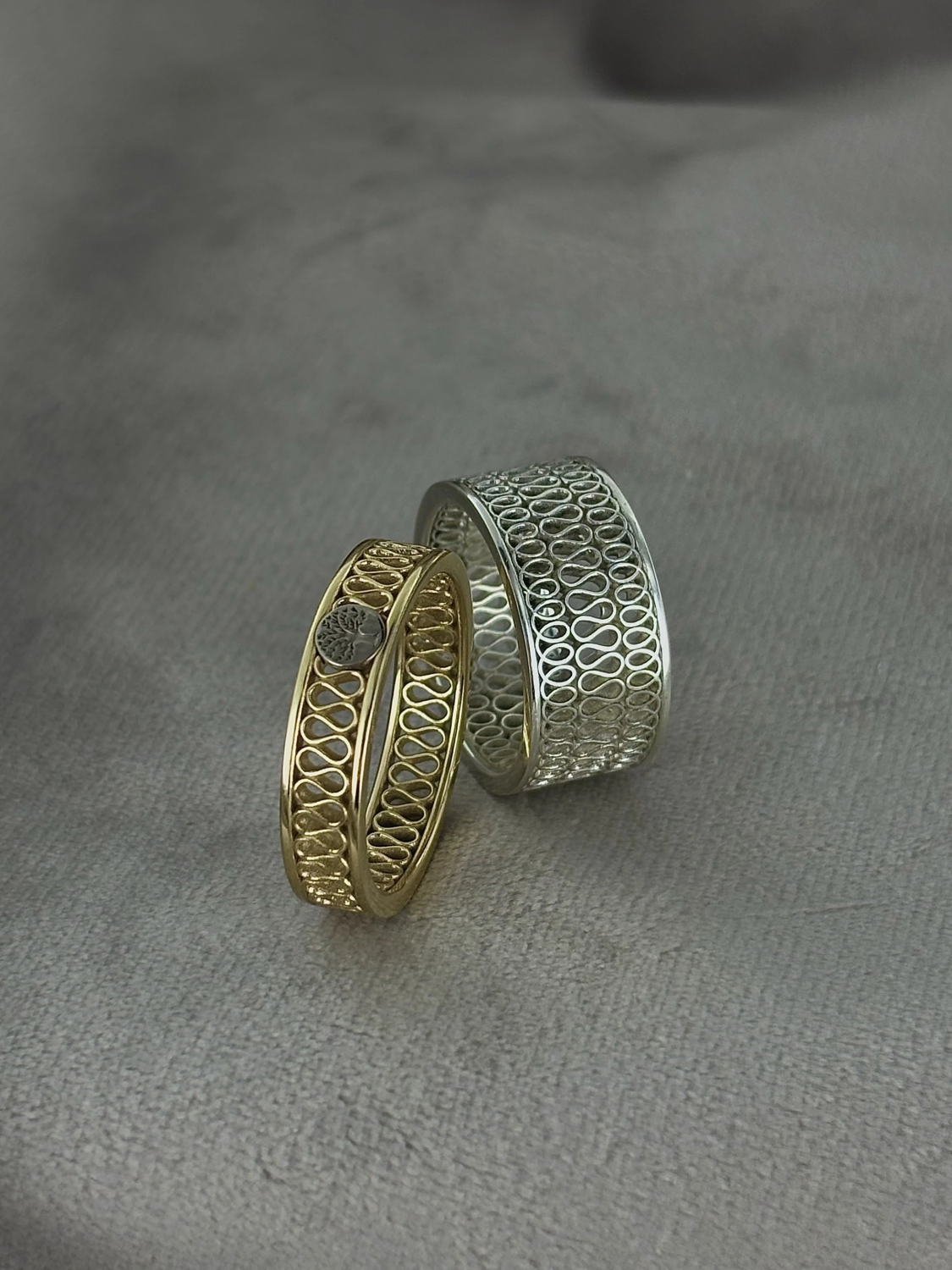 SLM | 14 karaat geelgouden hartstocht ring met witgoud rond element met levensboom gegraveerd