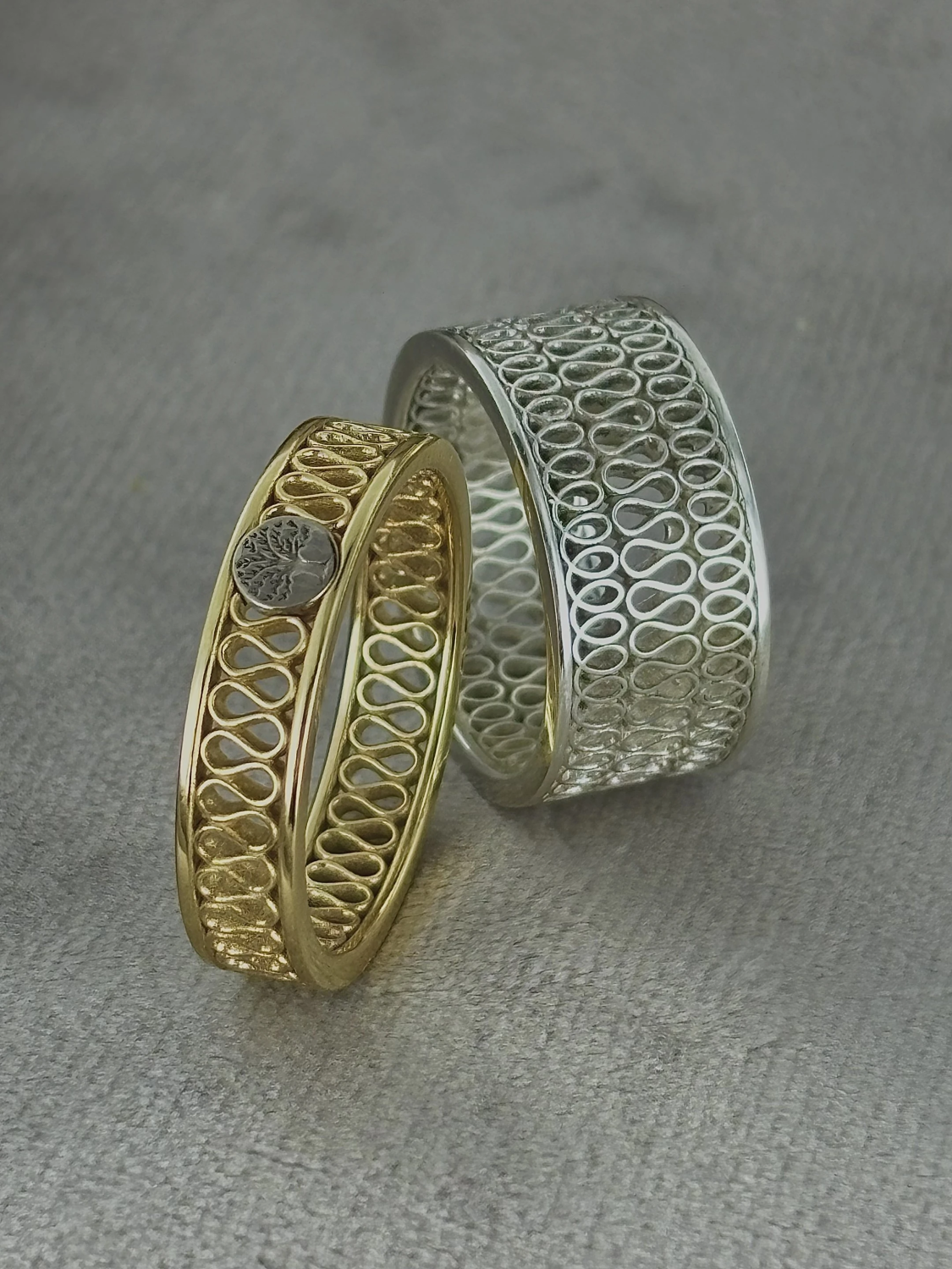 SLM | 14 karaat geelgouden hartstocht ring met witgoud rond element met levensboom gegraveerd