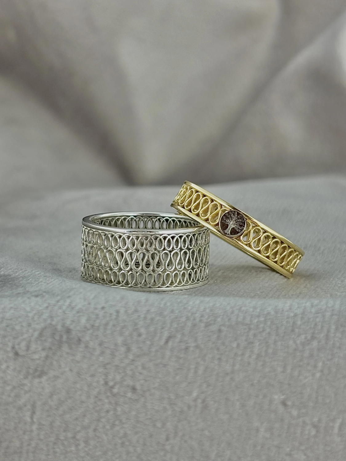 SLM | 14 karaat geelgouden hartstocht ring met witgoud rond element met levensboom gegraveerd
