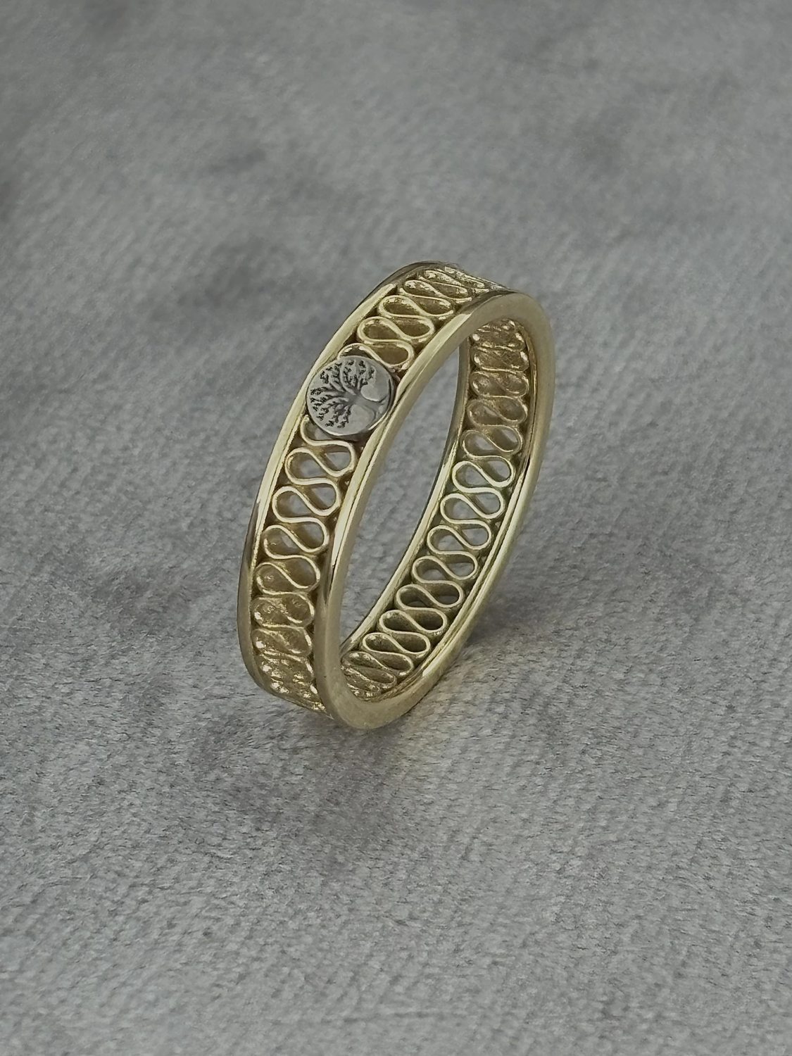 SLM | 14 karaat geelgouden hartstocht ring met witgoud rond element met levensboom gegraveerd