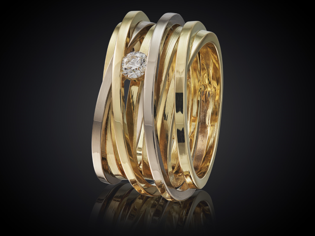 Verwikkeling | 14 karaat bicolor geel- en witgouden 8-baans ring | 6 banden geelgoud & 2 banden witgoud met 1x 0,15 ct TW VVSI diamant | vierkant 1.4 mm