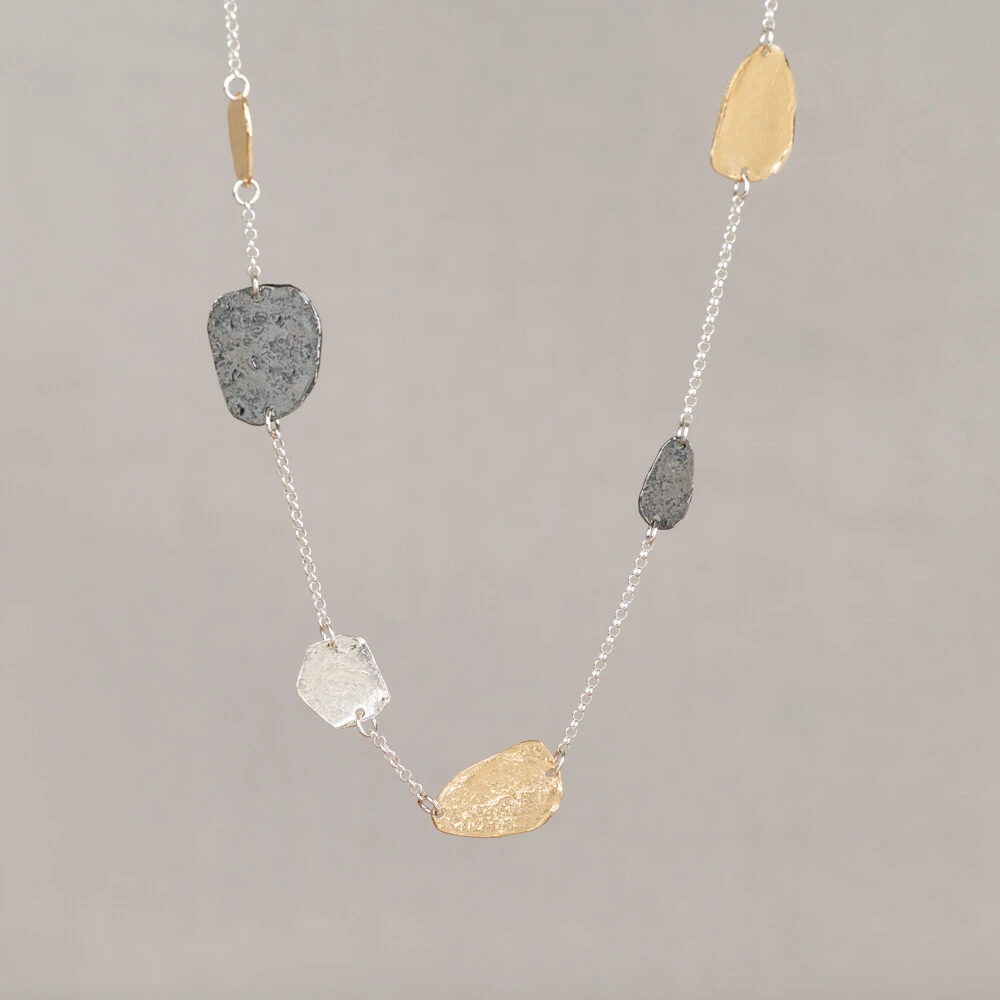 Zilver collier met organische vormen